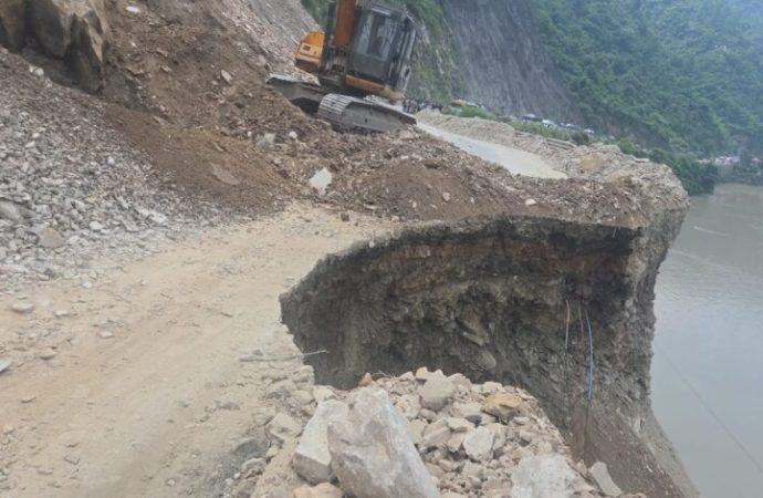 डीएम का एक्शन: श्रीनगर-फरासू में 5 घंटे जाम, NH अभियंता पर मुकदमा दर्ज