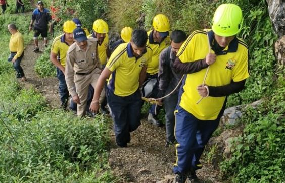 उत्तराखंड में खाई में गिरकर शिक्षक की मौत, परिजनों में कोहराम मचा