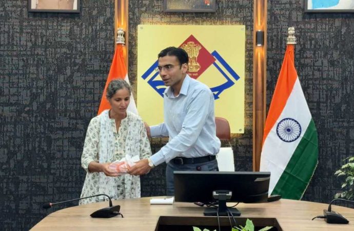 डीएम ने दिवंगत कर्मचारी की पत्नी की ऋण समस्या पर एसडीएम को कार्रवाई के निर्देश दिए