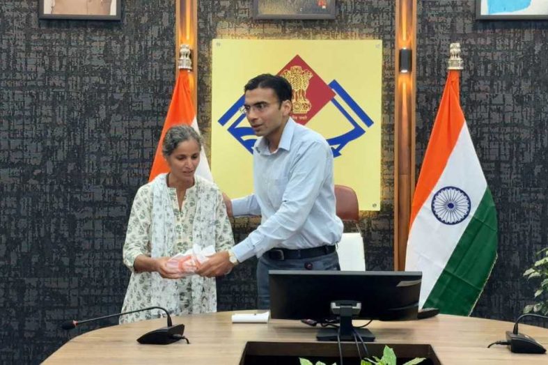 डीएम ने दिवंगत कर्मचारी की पत्नी की ऋण समस्या पर एसडीएम को कार्रवाई के निर्देश दिए