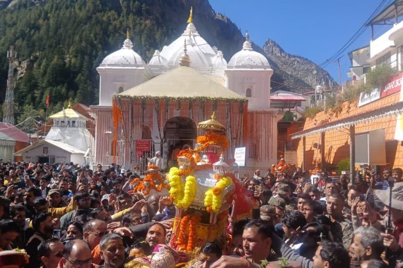शीतकाल के लिए बंद हुये गंगोत्री धाम के कपाट, मुखबा के लिए रवाना हुई मा गंगा की डोली