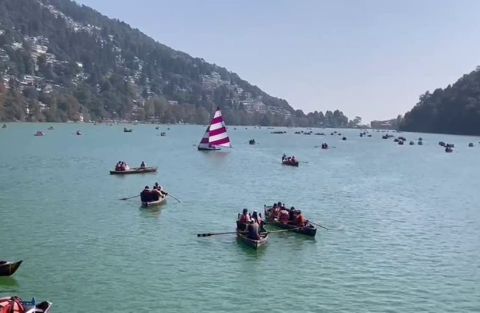 जहरीली हुई दिल्ली-एनसीआर की हवा तो पैक हुये पहाड़, नैनीताल में उमड़ी पर्यटकों की भीड़