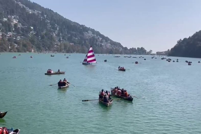 जहरीली हुई दिल्ली-एनसीआर की हवा तो पैक हुये पहाड़, नैनीताल में उमड़ी पर्यटकों की भीड़