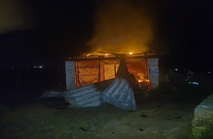 बेरीनाग के पांखू में बड़ा हादसा, दुकान के अंदर फटे गैस सिलेंडर, मकान की छत उड़ी