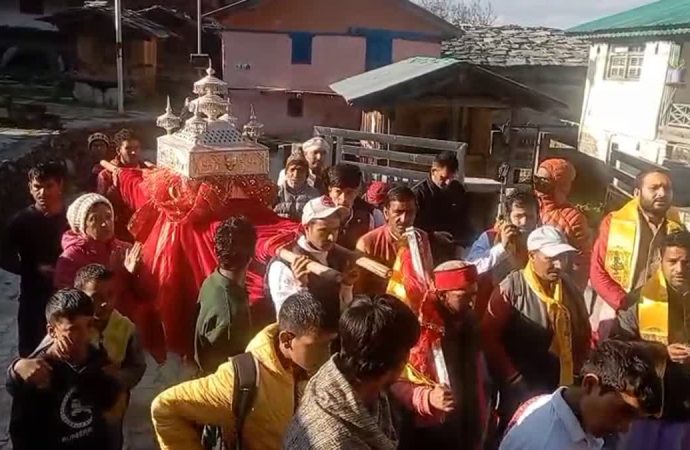 वाद्य यंत्रों के साथ यमुनोत्री पहुंची शनि देव महाराज की डोली, जानिये मां यमुना से क्या है कनेक्शन