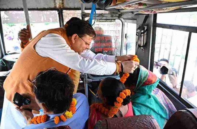 मुख्यमंत्री पुष्कर सिंह धामी ने श्रद्धालुओं के दल को गंगोत्री धाम के लिए किया रवाना