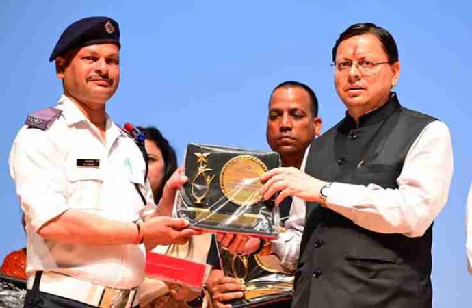 मुख्यमंत्री  पुष्कर सिंह धामी ने आपदा में सहयोग वाले कर्मियों को सम्मानित किया