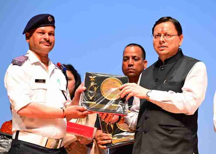 मुख्यमंत्री  पुष्कर सिंह धामी ने आपदा में सहयोग वाले कर्मियों को सम्मानित किया