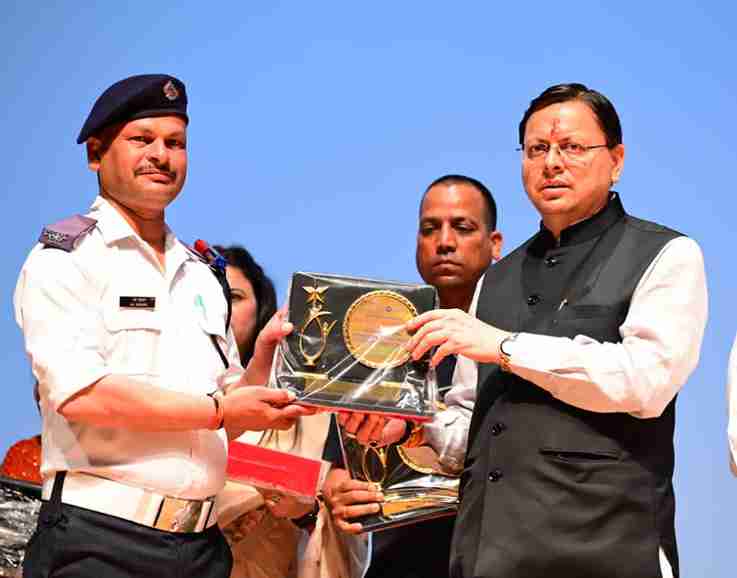 मुख्यमंत्री पुष्कर सिंह धामी ने आपदा में सहयोग वाले कर्मियों को सम्मानित किया