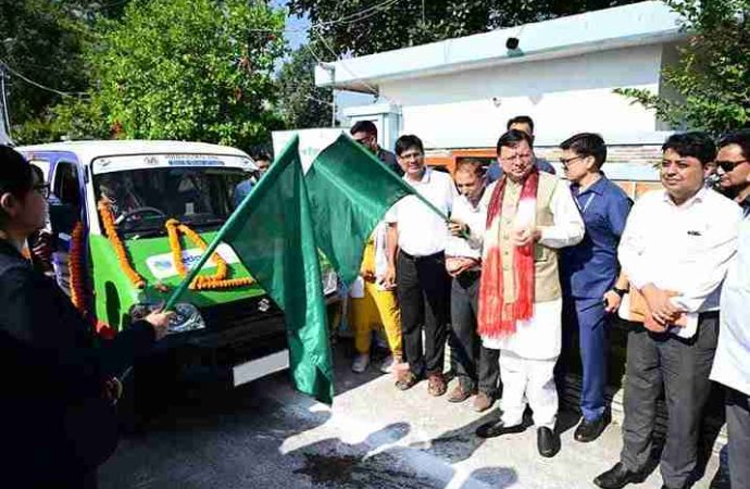 सीएम धामी ने 9 मोबाइल मेडिकल यूनिट एम्बुलेंस को हरी झंडी दिखाकर किया रवाना