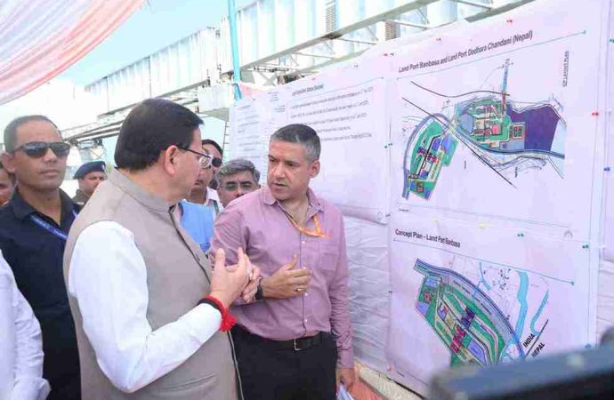 सीएम धामी ने बनबसा में ₹500 करोड़ की आधुनिक लैंड पोर्ट परियोजना का किया स्थलीय निरीक्षण