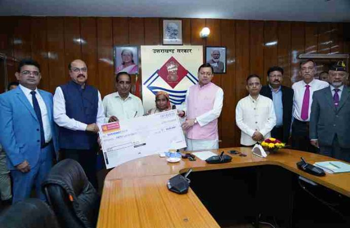 सीएम धामी ने उपनल कर्मियों के आश्रितों को सौंपी 50-50 लाख की सहायता राशि