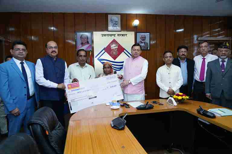 सीएम धामी ने उपनल कर्मियों के आश्रितों को सौंपी 50-50 लाख की सहायता राशि