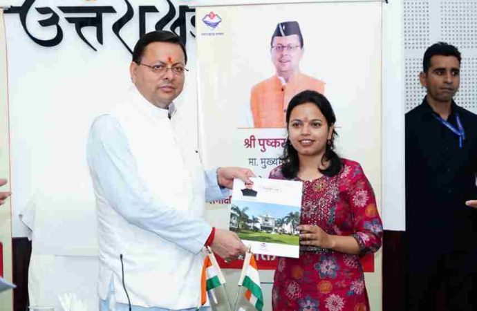 मुख्यमंत्री धामी ने नवनियुक्त सहायक समीक्षा अधिकारियों को सौंपे नियुक्ति पत्र-बोले, “सरकारी सेवा को जनसेवा का माध्यम बनाएं