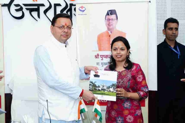 मुख्यमंत्री धामी ने नवनियुक्त सहायक समीक्षा अधिकारियों को सौंपे नियुक्ति पत्र-बोले, “सरकारी सेवा को जनसेवा का माध्यम बनाएं