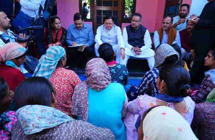 मुख्यमंत्री पुष्कर सिंह धामी ने आपदा प्रभावितों के बीच मनाई दीपावली