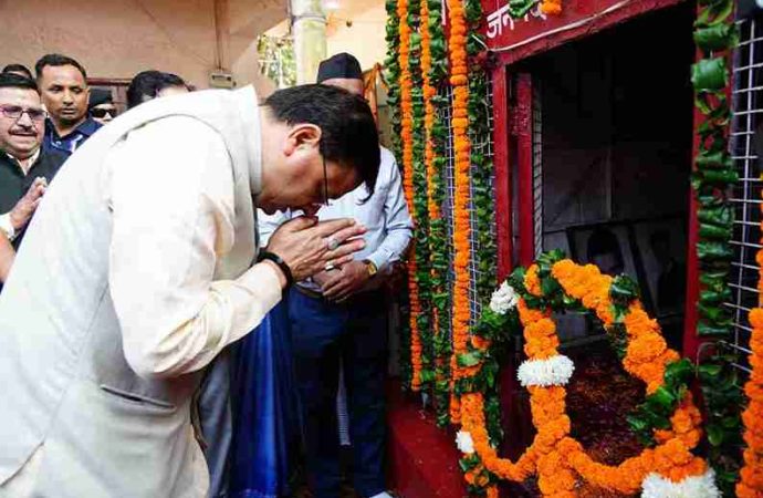 सीएम धामी ने शहीद स्थल पर राज्य आंदोलनकारी शहीदों को दी श्रद्धांजलि