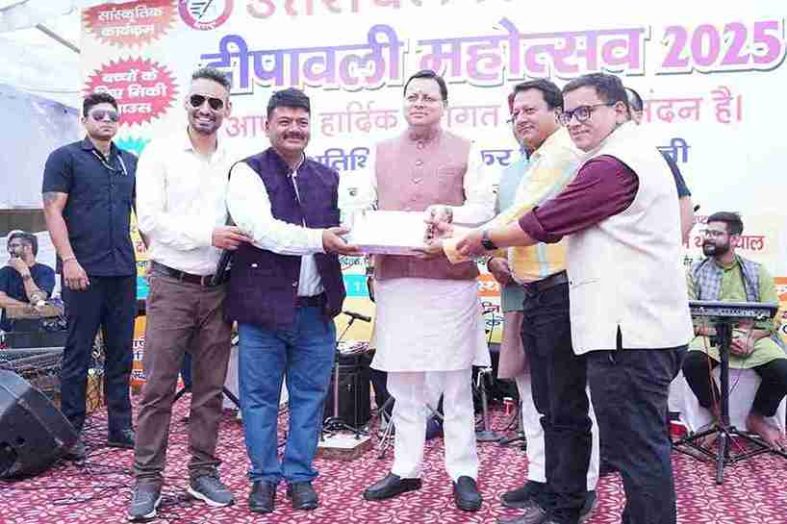 सीएम धामी ने उत्तरांचल प्रेस क्लब के दीपावली महोत्सव-2025 में की शिरकत, लक्की ड्रॉ विजेताओं को किया सम्मानित
