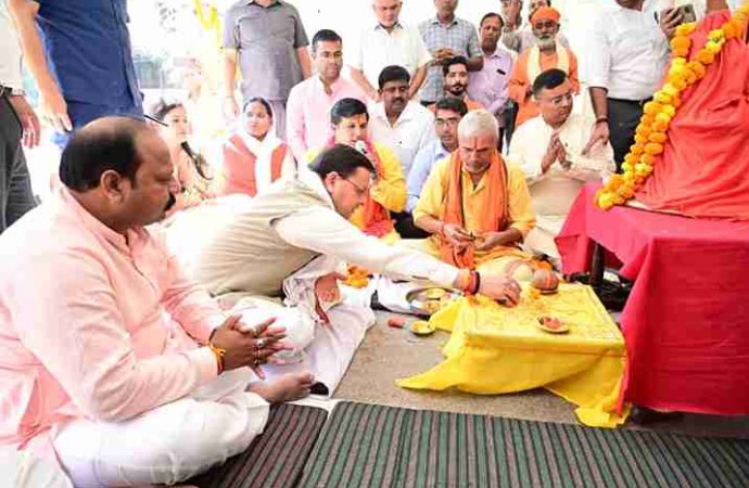 सीएम धामी ने खटीमा पशुपतिनाथ मंदिर में की पूजा, चढ़ाई घंटी