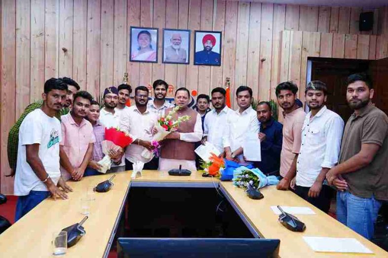 मुख्यमंत्री  पुष्कर सिंह धामी से उत्तराखंड बेरोजगार संघ के प्रतिनिधियों ने की भेंट
