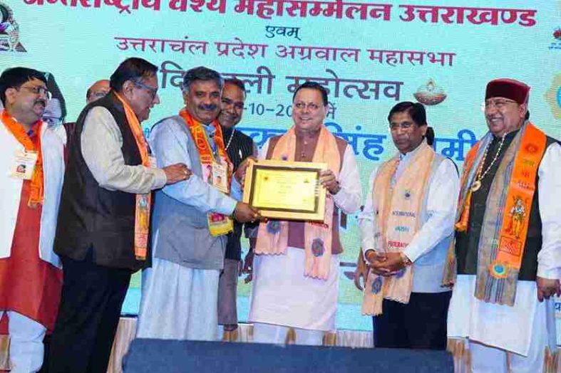 मुख्यमंत्री पुष्कर सिंह धामी अंतर्राष्ट्रीय वैश्य महासम्मेलन के दीपावली मेले में हुए शामिल