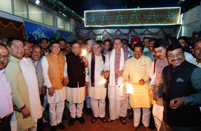 मुख्यमंत्री पुष्कर सिंह धामी भाजपा प्रदेश कार्यालय देहरादून में आयोजित दीपावली मिलन समारोह में हुए शामिल