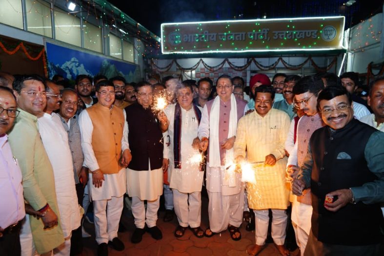 मुख्यमंत्री पुष्कर सिंह धामी भाजपा प्रदेश कार्यालय देहरादून में आयोजित दीपावली मिलन समारोह में हुए शामिल