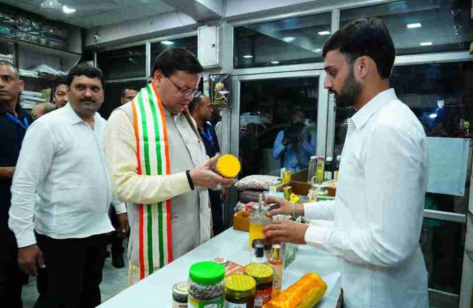 स्वदेशी अभियान को दिया बढ़ावाः मुख्यमंत्री धामी ने खादी ग्रामोद्योग भवन से की खरीदारी