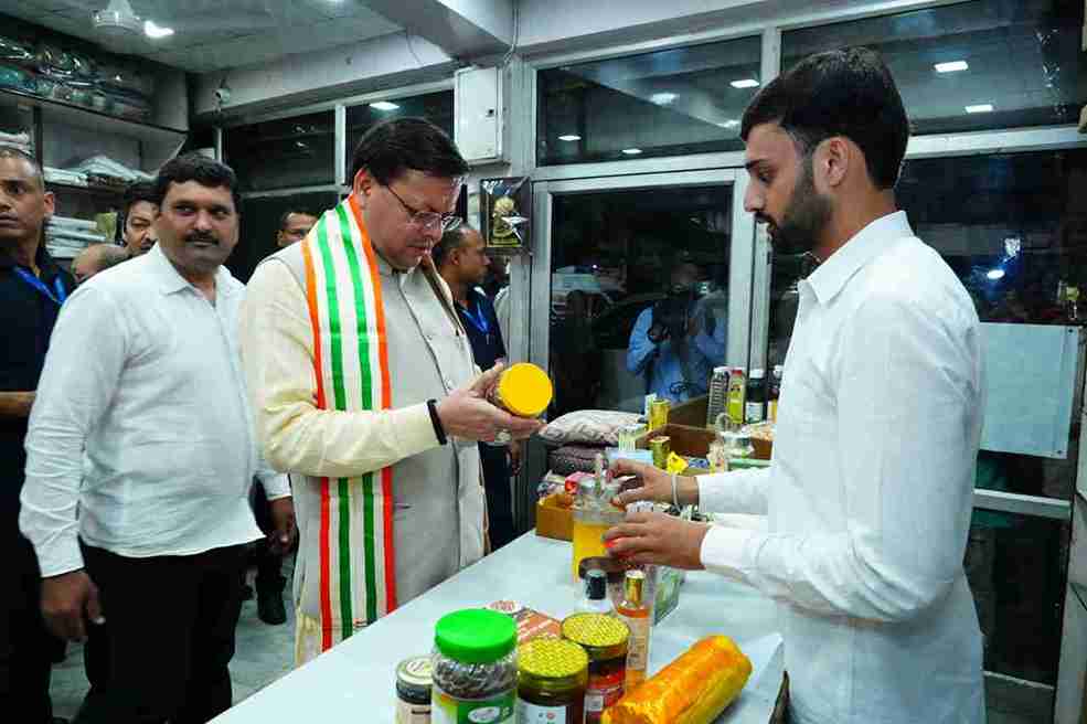 स्वदेशी अभियान को दिया बढ़ावाः मुख्यमंत्री धामी ने खादी ग्रामोद्योग भवन से की खरीदारी