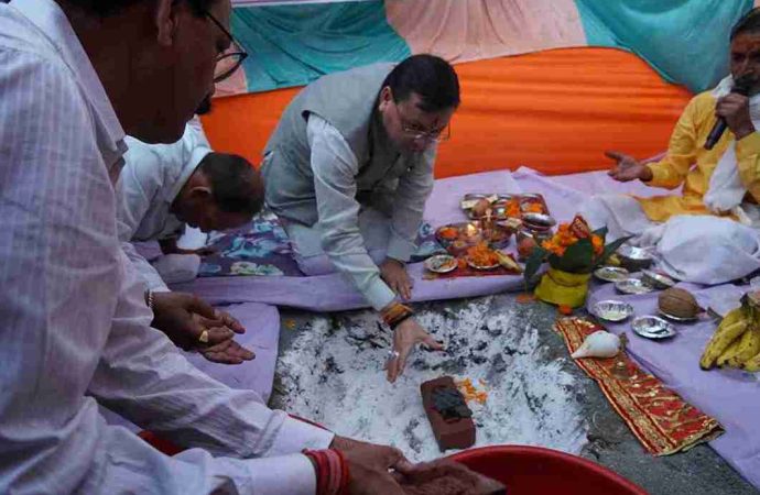 सीएम धामी ने अमोड़ी में ₹1.60 करोड़ की वे साइड एमिनिटी का किया शिलान्यास