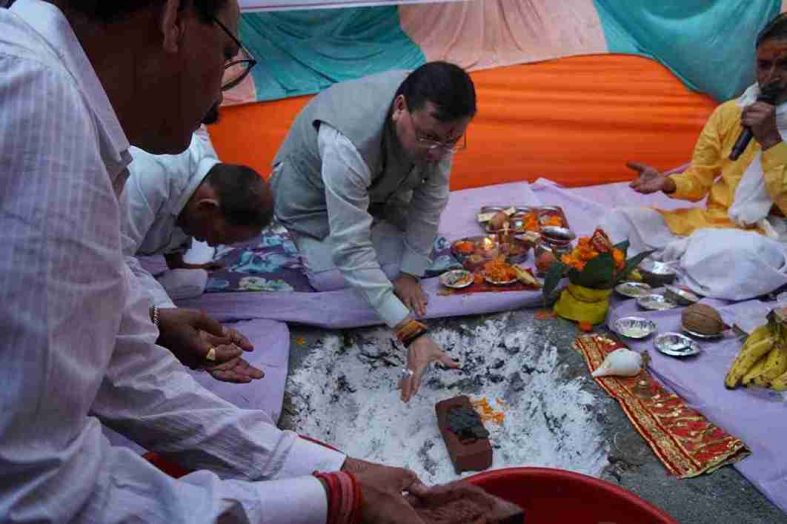 सीएम धामी ने अमोड़ी में ₹1.60 करोड़ की वे साइड एमिनिटी का किया शिलान्यास