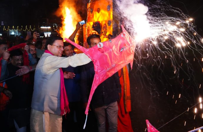 सीएम धामी विजयदशमी पर लक्ष्मण चौक, देहरादून में आयोजित दशहरा महोत्सव व रावण दहन में हुए शामिल