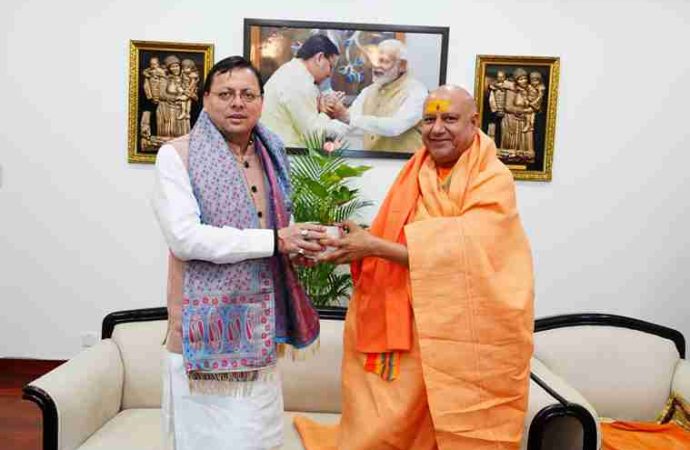 सीएम धामी से मिले महामंडलेश्वर यतीन्द्रानंद गिरि, आध्यात्मिक व राष्ट्रहित विषयों पर हुई चर्चा