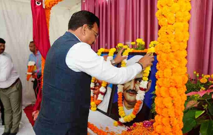 मुख्य सचिव आनंद बर्द्धन ने गांधी व शास्त्री जयंती पर अर्पित की श्रद्धांजलि