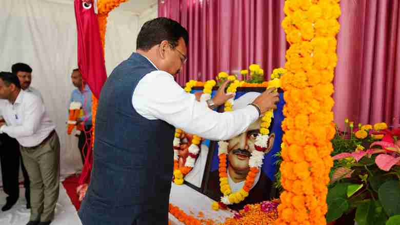 मुख्य सचिव आनंद बर्द्धन ने गांधी व शास्त्री जयंती पर अर्पित की श्रद्धांजलि