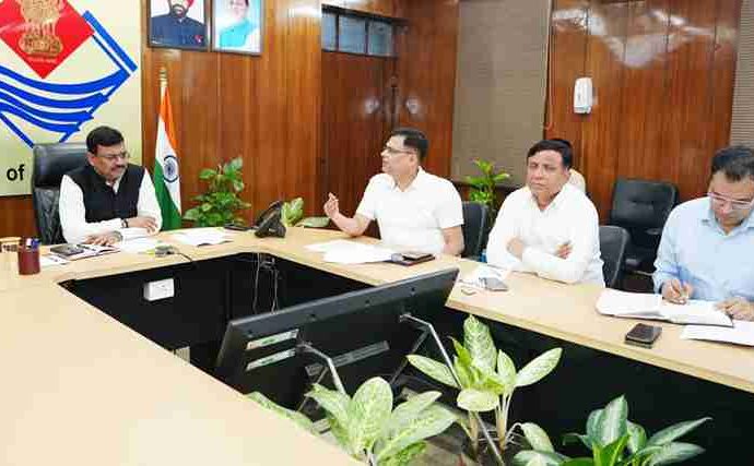 मुख्य सचिव आनंद बर्द्धन ने झुग्गी बस्तियों के पुनर्विकास हेतु पुनः सर्वे के दिए निर्देश