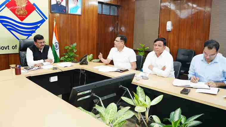 मुख्य सचिव आनंद बर्द्धन ने झुग्गी बस्तियों के पुनर्विकास हेतु पुनः सर्वे के दिए निर्देश