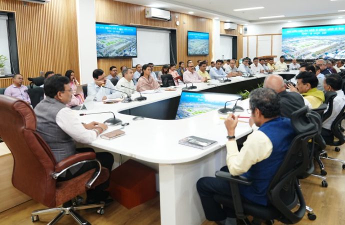 मुख्य सचिव आनंद बर्द्धन ने उद्योगों से जुड़े मामलों के त्वरित निस्तारण और सुविधाओं के बेहतर माहौल के निर्देश दिए