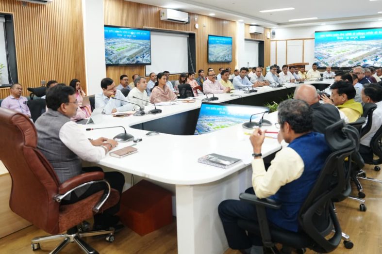 मुख्य सचिव आनंद बर्द्धन ने उद्योगों से जुड़े मामलों के त्वरित निस्तारण और सुविधाओं के बेहतर माहौल के निर्देश दिए