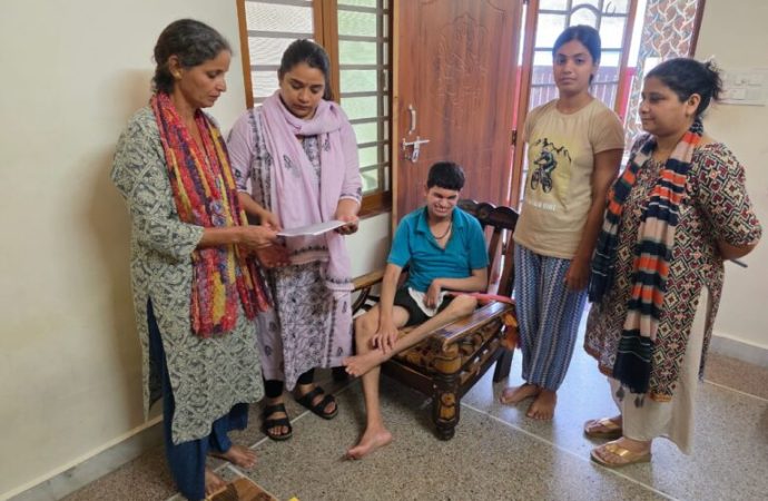 डीएम की पहल से विधवा शोभा को राहत, बैंक ने घर के कागजात लौटाए