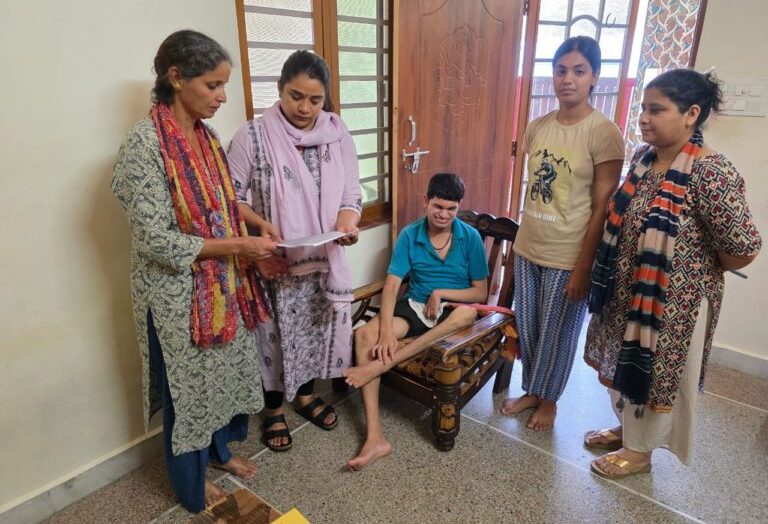 डीएम की पहल से विधवा शोभा को राहत, बैंक ने घर के कागजात लौटाए