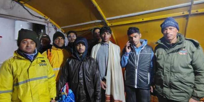 जनपद रुद्रप्रयाग : एसडीआरएफ टीम द्वारा चौराबाड़ी ग्लेशियर में फंसे 04 व्यक्तियों का किया गया सफल रेस्क्यू