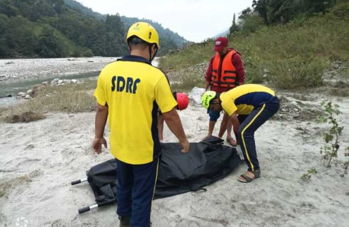 चमोली : चेपडों क्षेत्र में पिंडर नदी से SDRF ने किया अज्ञात शव बरामद