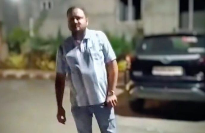 दून की एसटीएस कॉलोनी में बिल्डर ने बच्चों पर तानी पिस्टल, तनाव का माहौल