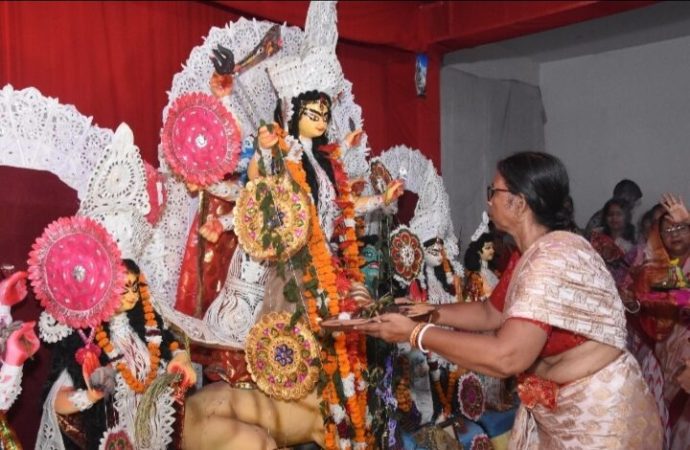 सिंदूर खेला के साथ मां दुर्गा को विदाई, विजयादशमी पर जलवायु टावर्स झाझरा में उमड़ा भक्तों का सैलाब