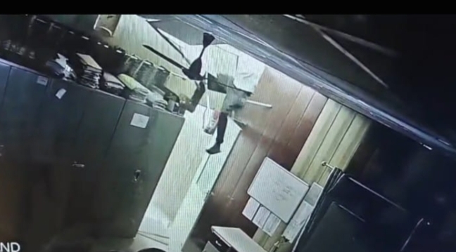 नगर निगम में चोरी की कोशिश — छत तोड़कर घुसा चोर, वारदात सीसीटीवी में कैद