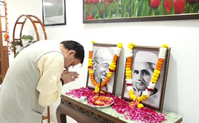 “सीएम धामी ने शास्त्री जयंती पर दी श्रद्धांजलि, गांधी जयंती पर किया बापू को नमन”