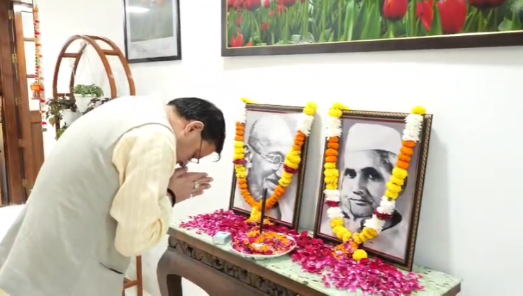 “सीएम धामी ने शास्त्री जयंती पर दी श्रद्धांजलि, गांधी जयंती पर किया बापू को नमन”