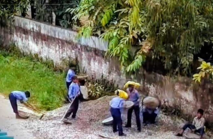 स्कूली बच्चों से रेता बजरी उठवाने पर प्राथमिक विद्यालय बंजारावाला की प्रधानाचार्य निलंबित।