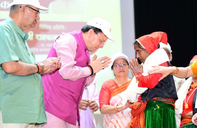 सीएम धामी ने अंतरराष्ट्रीय वृद्धजन दिवस पर वरिष्ठ नागरिकों को किया सम्मानित